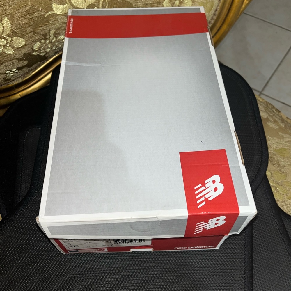 New balance Mens running course sneakers. Brand new in box never worn. Style 840 - Picture 7 of 7